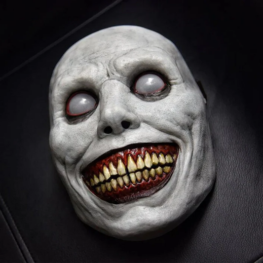 Gruselige böse Maske mit lächelndem Gesicht – gruselige weißäugige Dämonen-Lächeln-Maske